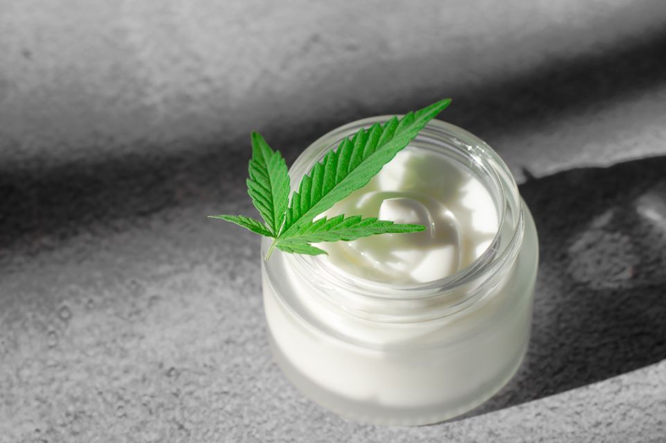 Fra acne til tør hud: Hvordan cbd creme forvandler din hudplejerutine